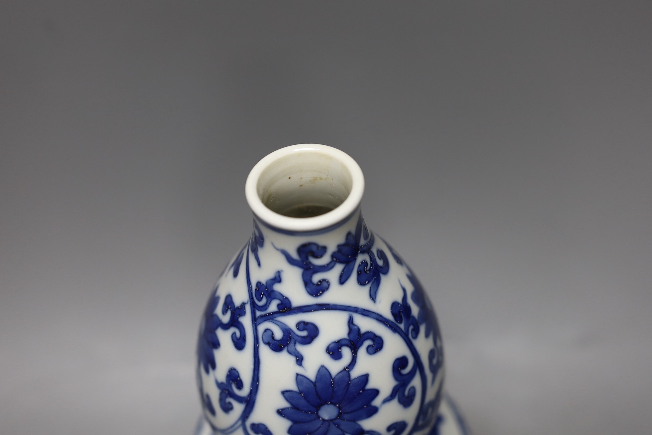 A Chinese blue and white double gourd vase. 25cm tall